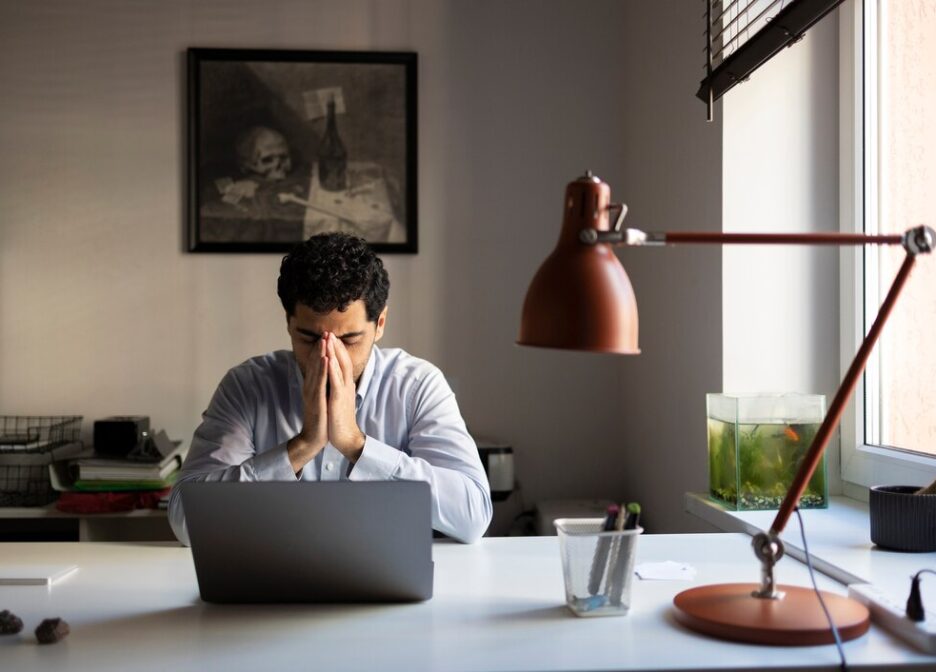 Desk job discomfort? How to manage back, neck & shoulder pain during office hours